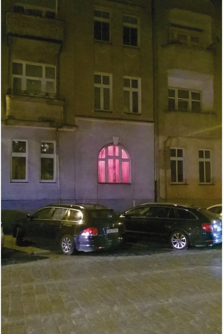 empik_foto_15x10_n_0300_czerwone_okno